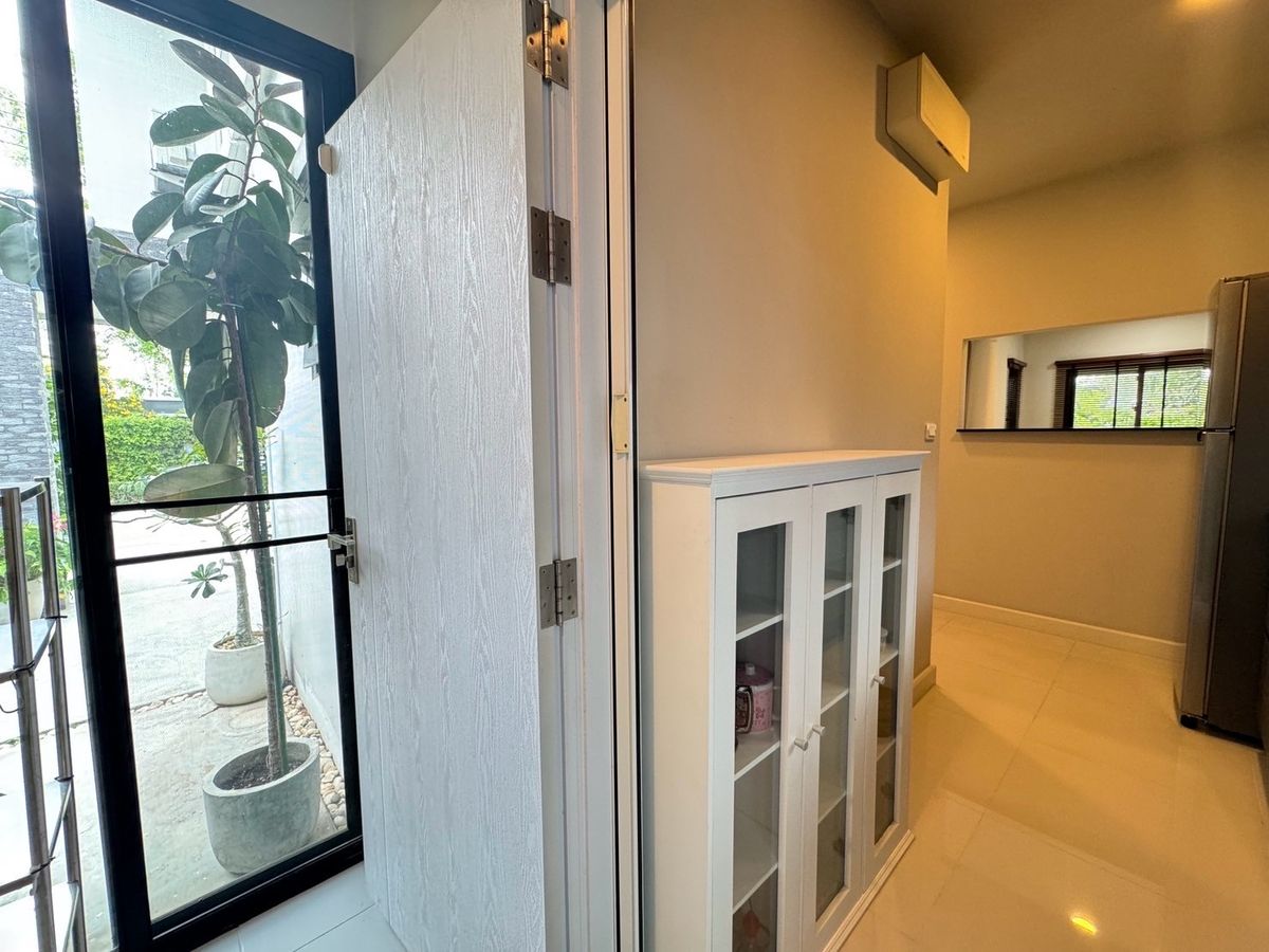 ขายบ้านสมุทรปราการ สำโรง : ขายบ้านเดี่ยวใกล้สนามบิน 3ห้องนอน 3ห้องน้ำ หลังริม ทิศเหนือ บ้านสวยมาก แถมเฟอร์ แถมเครื่องใช้ไฟฟ้าทั้งบ้าน!  โครงการบริทาเนีย บางนา-กม.12