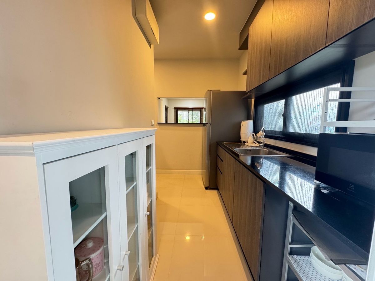 ขายบ้านสมุทรปราการ สำโรง : ขายบ้านเดี่ยวใกล้สนามบิน 3ห้องนอน 3ห้องน้ำ หลังริม ทิศเหนือ บ้านสวยมาก แถมเฟอร์ แถมเครื่องใช้ไฟฟ้าทั้งบ้าน!  โครงการบริทาเนีย บางนา-กม.12