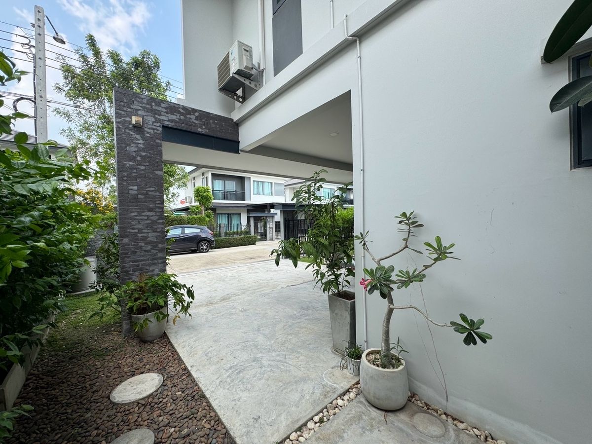 ขายบ้านสมุทรปราการ สำโรง : ขายบ้านเดี่ยวใกล้สนามบิน 3ห้องนอน 3ห้องน้ำ หลังริม ทิศเหนือ บ้านสวยมาก แถมเฟอร์ แถมเครื่องใช้ไฟฟ้าทั้งบ้าน!  โครงการบริทาเนีย บางนา-กม.12