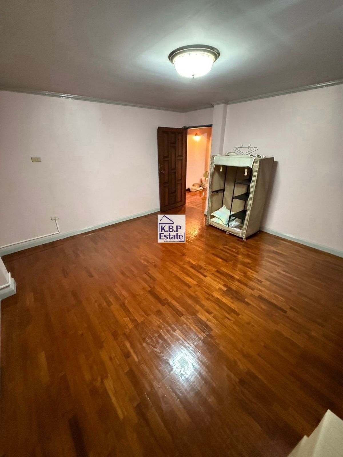 ขายทาวน์โฮมสาทร นราธิวาส : ขายบ้านทาวน์เฮ้าส์ ทำเลสาทร-เจริญราษฏร์10  // 35ตร.ว 7ห้องนอน 4ห้องน้ำ 13,500,000บาท