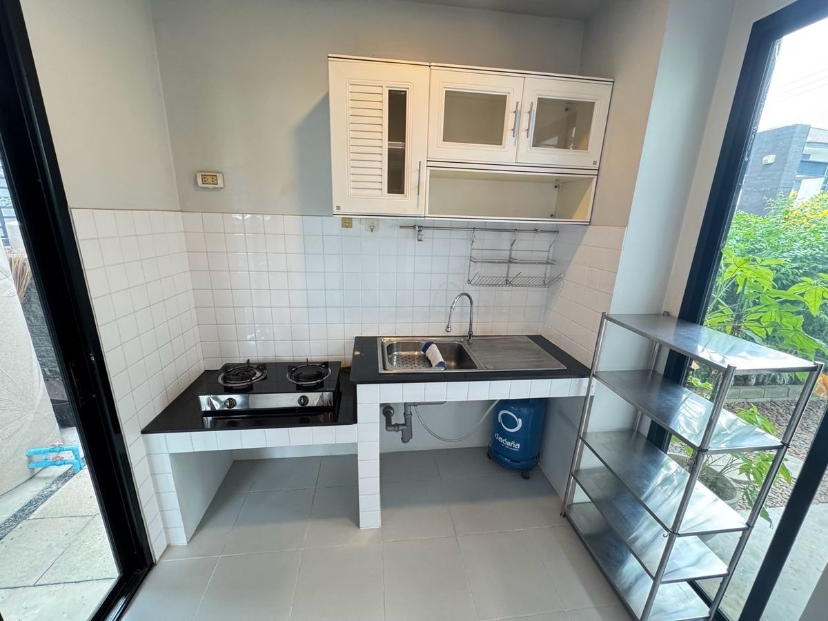 ขายบ้านสมุทรปราการ สำโรง : ขายบ้านเดี่ยวใกล้สนามบิน 3ห้องนอน 3ห้องน้ำ หลังริม ทิศเหนือ บ้านสวยมาก แถมเฟอร์ แถมเครื่องใช้ไฟฟ้าทั้งบ้าน!  โครงการบริทาเนีย บางนา-กม.12