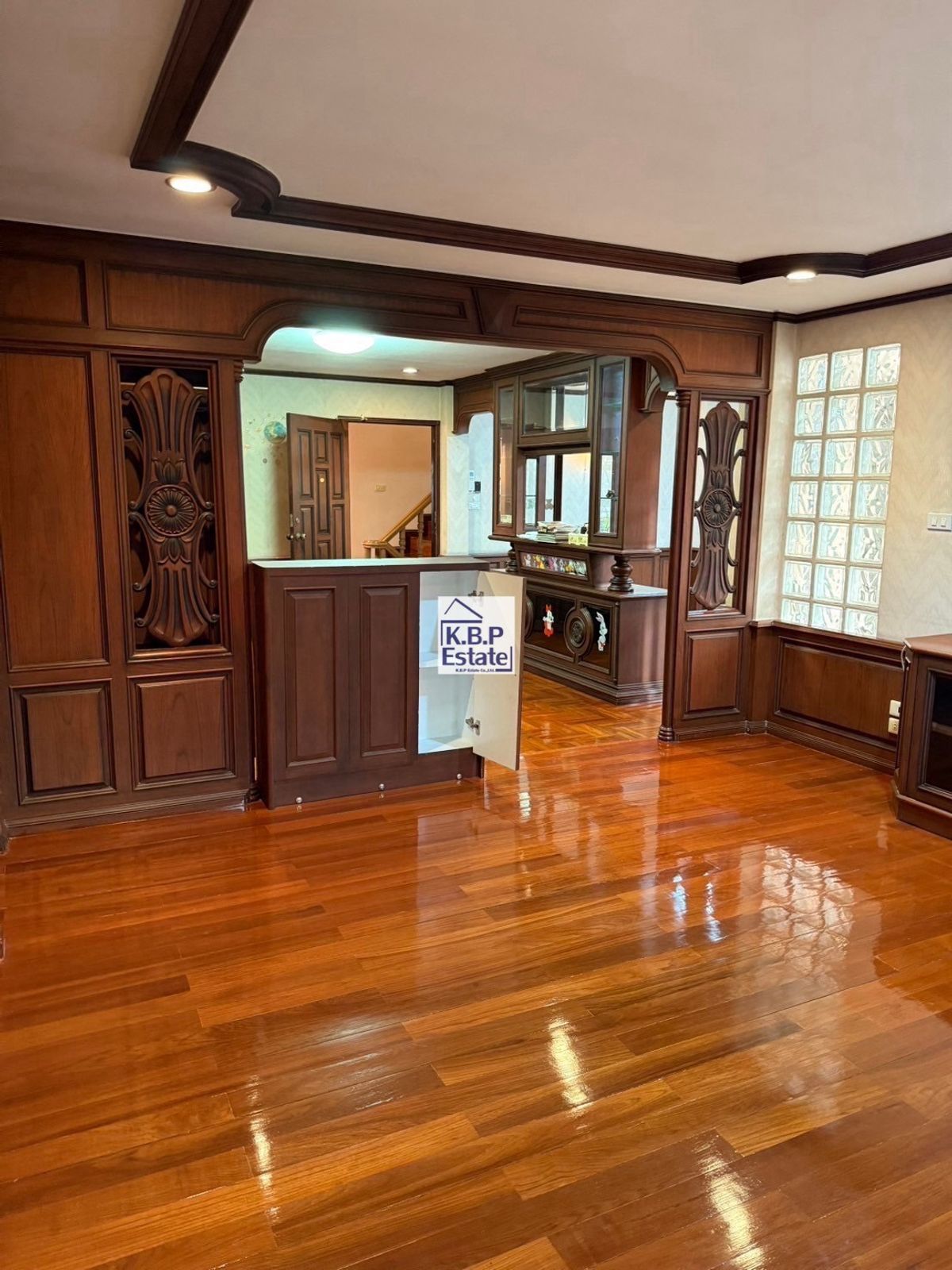 ขายทาวน์โฮมสาทร นราธิวาส : ขายบ้านทาวน์เฮ้าส์ ทำเลสาทร-เจริญราษฏร์10  // 35ตร.ว 7ห้องนอน 4ห้องน้ำ 13,500,000บาท