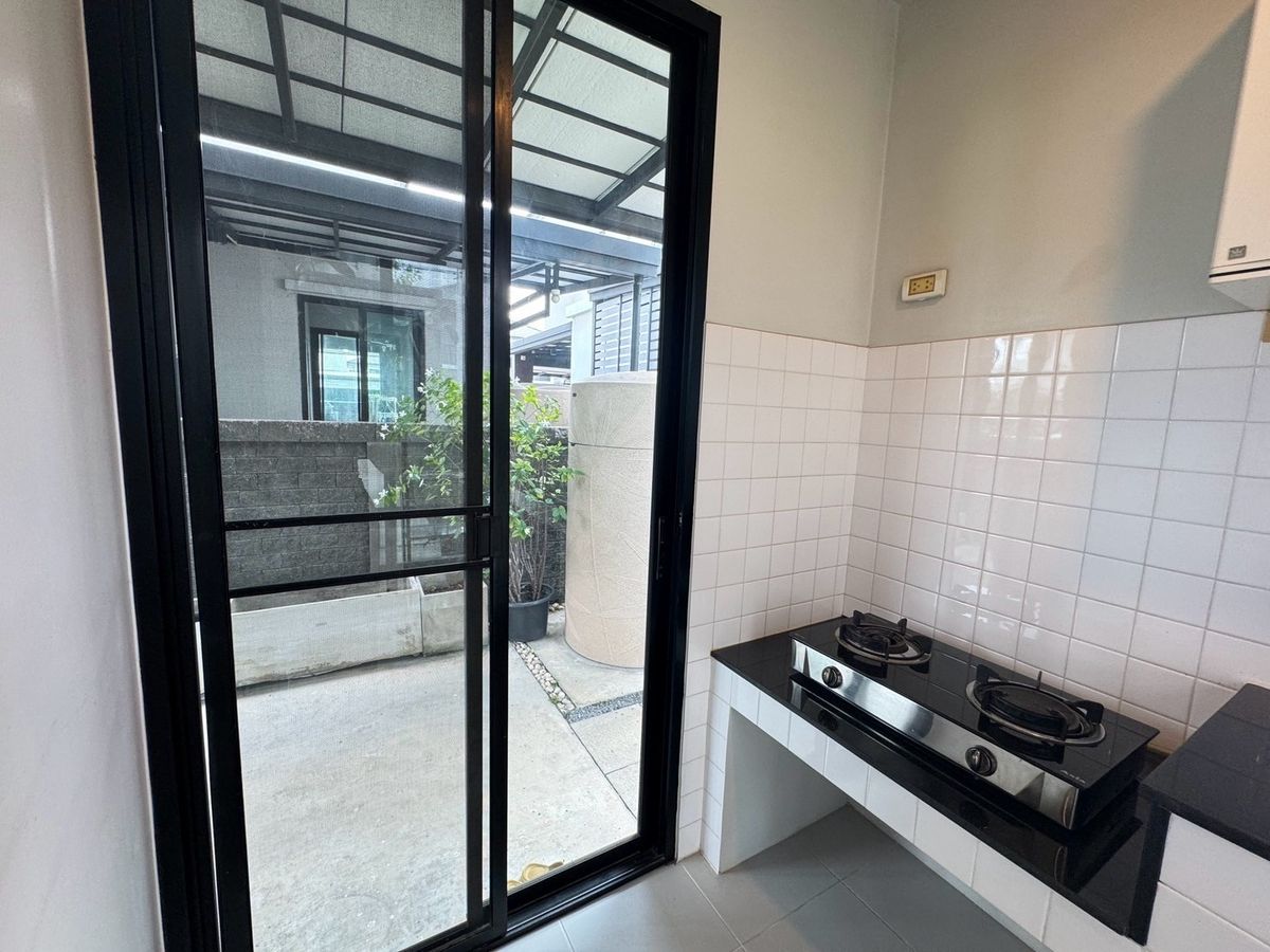 ขายบ้านสมุทรปราการ สำโรง : ขายบ้านเดี่ยวใกล้สนามบิน 3ห้องนอน 3ห้องน้ำ หลังริม ทิศเหนือ บ้านสวยมาก แถมเฟอร์ แถมเครื่องใช้ไฟฟ้าทั้งบ้าน!  โครงการบริทาเนีย บางนา-กม.12