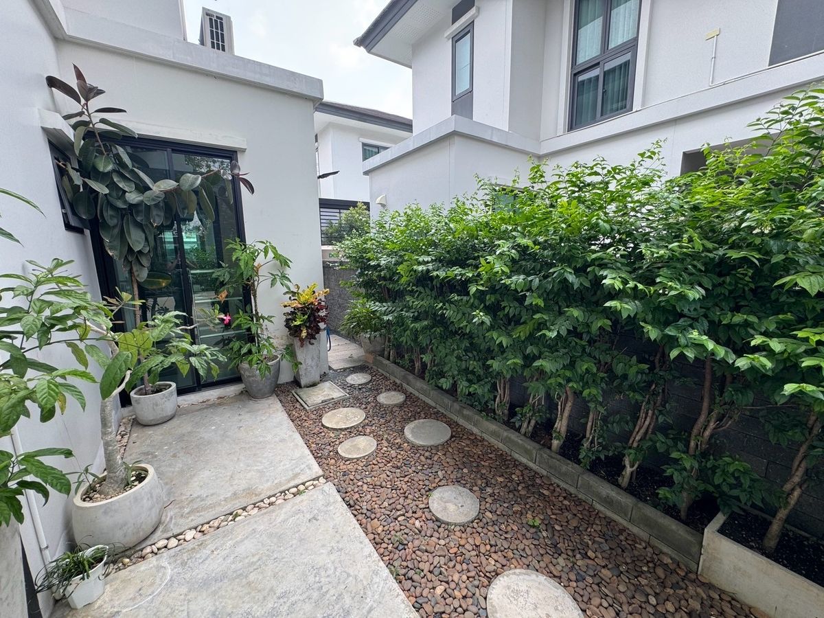 ขายบ้านสมุทรปราการ สำโรง : ขายบ้านเดี่ยวใกล้สนามบิน 3ห้องนอน 3ห้องน้ำ หลังริม ทิศเหนือ บ้านสวยมาก แถมเฟอร์ แถมเครื่องใช้ไฟฟ้าทั้งบ้าน!  โครงการบริทาเนีย บางนา-กม.12