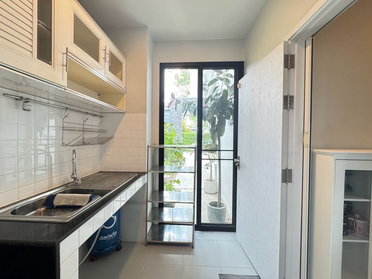 ขายบ้านสมุทรปราการ สำโรง : ขายบ้านเดี่ยวใกล้สนามบิน 3ห้องนอน 3ห้องน้ำ หลังริม ทิศเหนือ บ้านสวยมาก แถมเฟอร์ แถมเครื่องใช้ไฟฟ้าทั้งบ้าน!  โครงการบริทาเนีย บางนา-กม.12