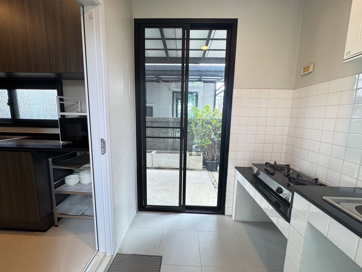 ขายบ้านสมุทรปราการ สำโรง : ขายบ้านเดี่ยวใกล้สนามบิน 3ห้องนอน 3ห้องน้ำ หลังริม ทิศเหนือ บ้านสวยมาก แถมเฟอร์ แถมเครื่องใช้ไฟฟ้าทั้งบ้าน!  โครงการบริทาเนีย บางนา-กม.12