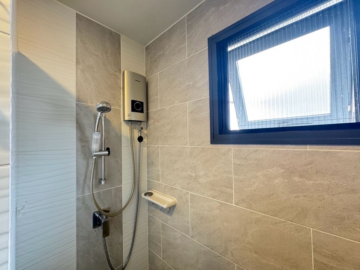 ขายบ้านสมุทรปราการ สำโรง : ขายบ้านเดี่ยวใกล้สนามบิน 3ห้องนอน 3ห้องน้ำ หลังริม ทิศเหนือ บ้านสวยมาก แถมเฟอร์ แถมเครื่องใช้ไฟฟ้าทั้งบ้าน!  โครงการบริทาเนีย บางนา-กม.12