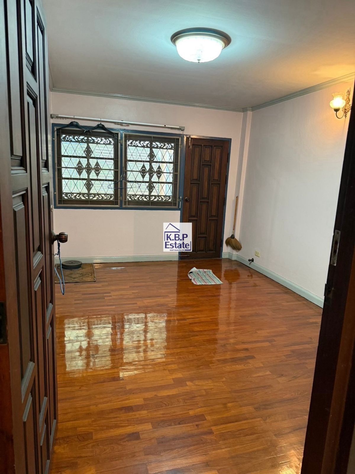 ขายทาวน์โฮมสาทร นราธิวาส : ขายบ้านทาวน์เฮ้าส์ ทำเลสาทร-เจริญราษฏร์10  // 35ตร.ว 7ห้องนอน 4ห้องน้ำ 13,500,000บาท