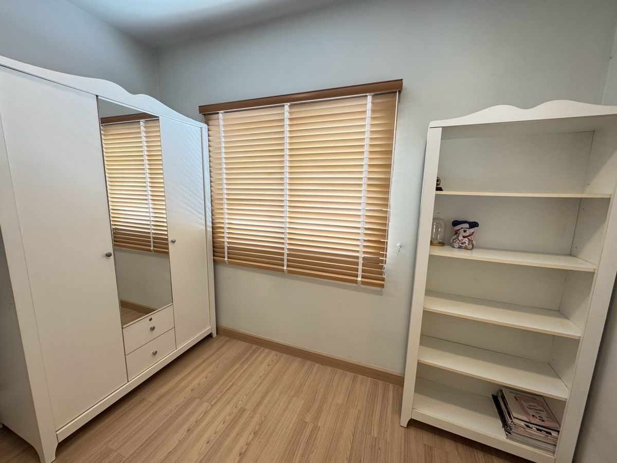 ขายบ้านสมุทรปราการ สำโรง : ขายบ้านเดี่ยวใกล้สนามบิน 3ห้องนอน 3ห้องน้ำ หลังริม ทิศเหนือ บ้านสวยมาก แถมเฟอร์ แถมเครื่องใช้ไฟฟ้าทั้งบ้าน!  โครงการบริทาเนีย บางนา-กม.12