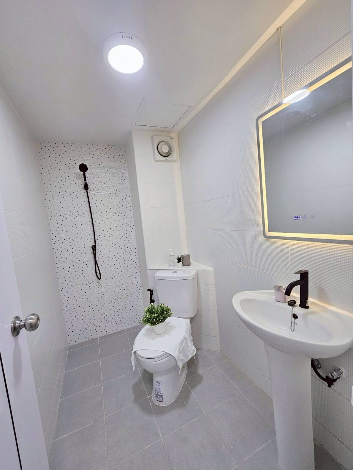 For SaleCondoMin Buri, Romklao : S2911 sells new decoration rooms, Assikan Place Ramkhamhaeng 147/2, can raise animals. Next to Ramkhamhaeng Road  