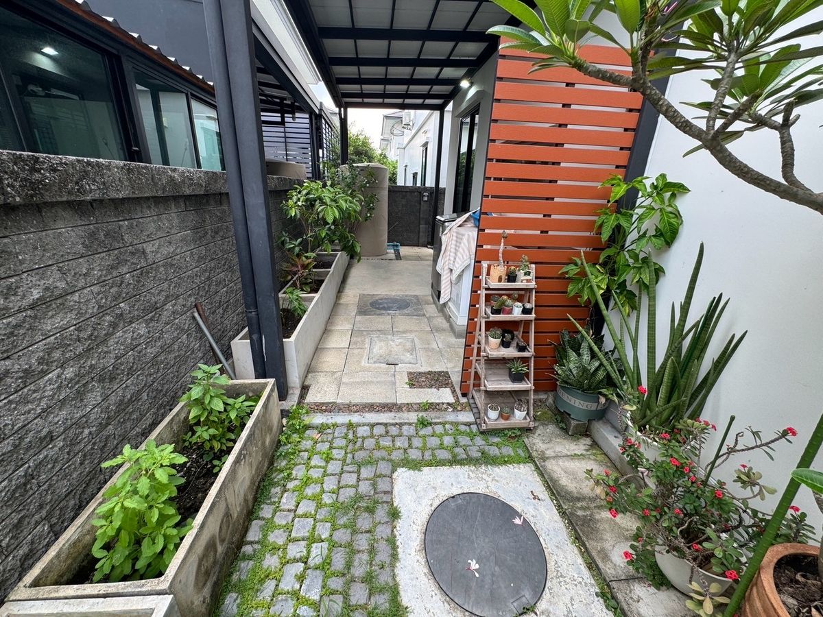 ขายบ้านสมุทรปราการ สำโรง : ขายบ้านเดี่ยวใกล้สนามบิน 3ห้องนอน 3ห้องน้ำ หลังริม ทิศเหนือ บ้านสวยมาก แถมเฟอร์ แถมเครื่องใช้ไฟฟ้าทั้งบ้าน!  โครงการบริทาเนีย บางนา-กม.12