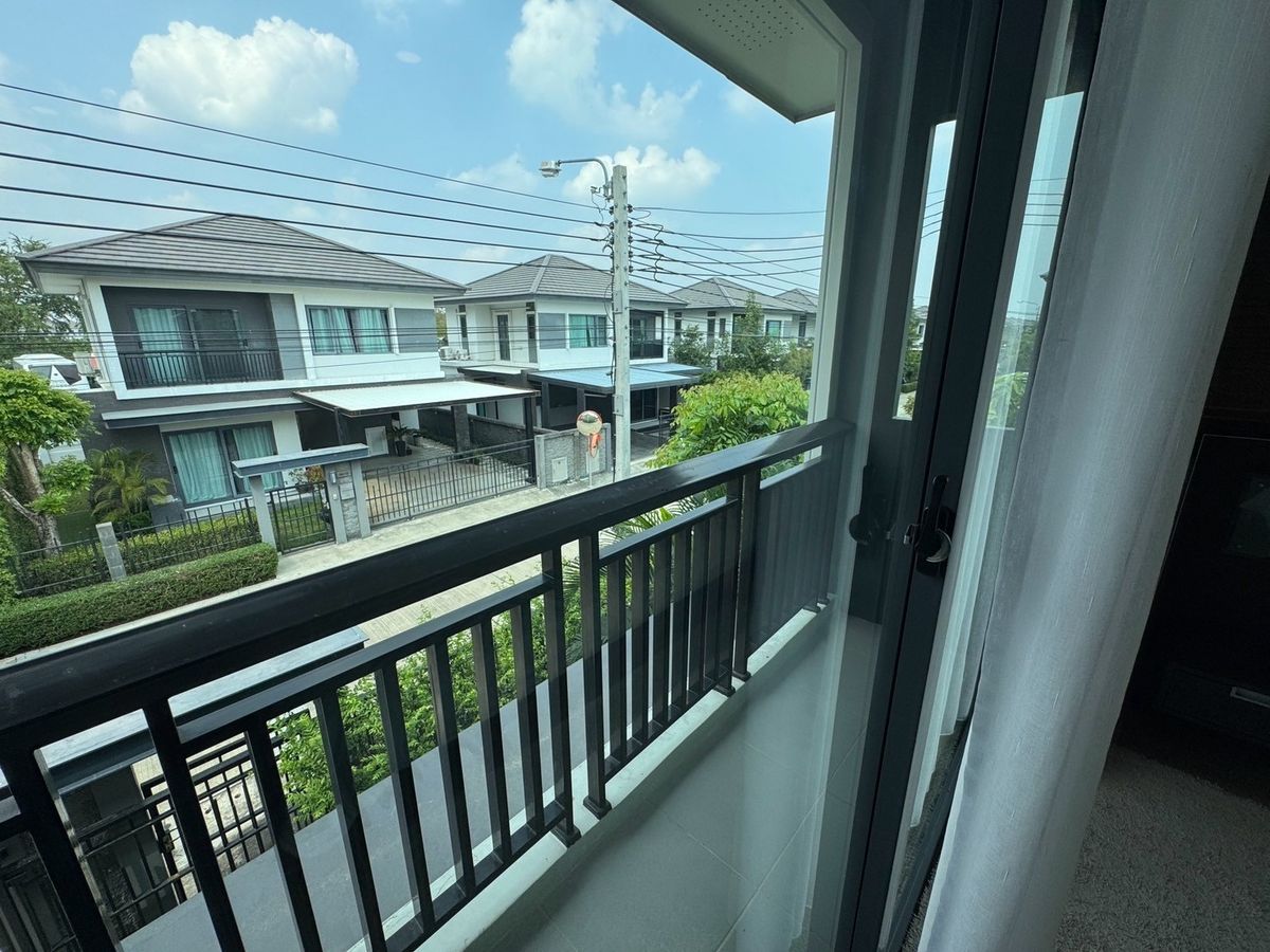 ขายบ้านสมุทรปราการ สำโรง : ขายบ้านเดี่ยวใกล้สนามบิน 3ห้องนอน 3ห้องน้ำ หลังริม ทิศเหนือ บ้านสวยมาก แถมเฟอร์ แถมเครื่องใช้ไฟฟ้าทั้งบ้าน!  โครงการบริทาเนีย บางนา-กม.12