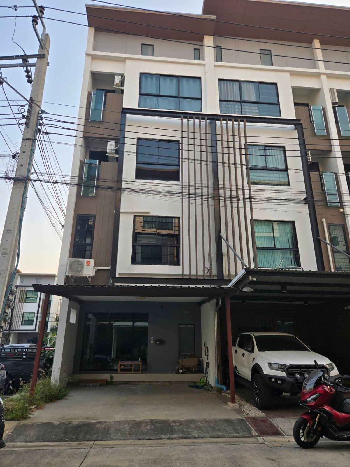 ให้เช่าทาวน์โฮมลาดกระบัง สุวรรณภูมิ : ให้เช่าทาวน์โฮม4ชั้น Ifield bangna ใกล้ถนนกาญจนาภิเษก แอร์บางส่วนเฟอร์ไม่มี มี4ห้องนอน4ห้องน้ำ ราคาเช่าเดือนละ28,000 บาท