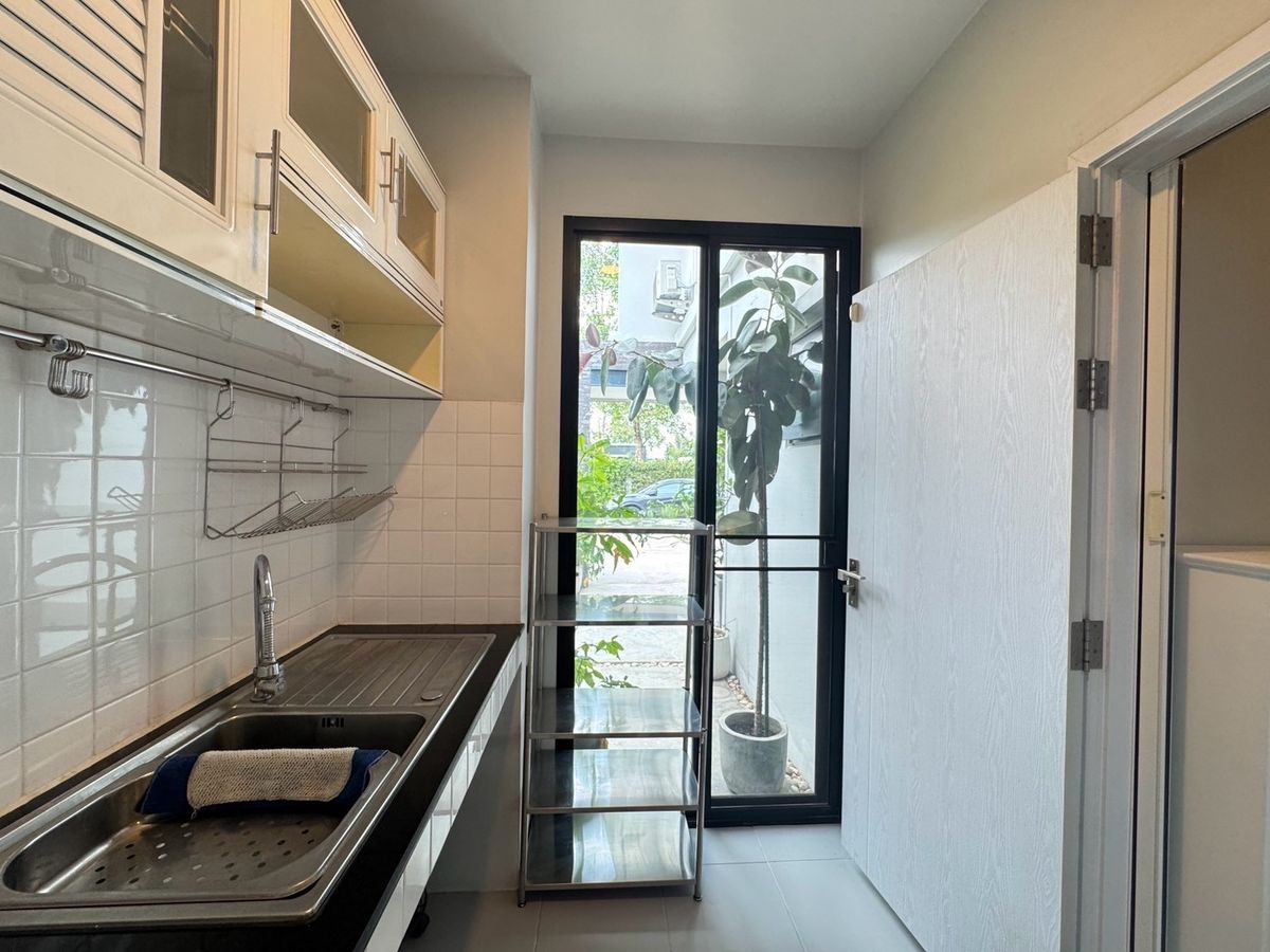 ขายบ้านสมุทรปราการ สำโรง : ขายบ้านเดี่ยวใกล้สนามบิน 3ห้องนอน 3ห้องน้ำ หลังริม ทิศเหนือ บ้านสวยมาก แถมเฟอร์ แถมเครื่องใช้ไฟฟ้าทั้งบ้าน!  โครงการบริทาเนีย บางนา-กม.12