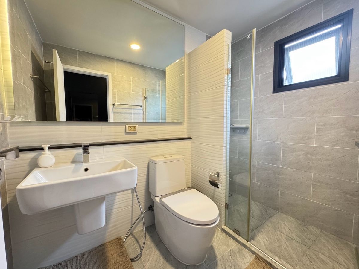 ขายบ้านสมุทรปราการ สำโรง : ขายบ้านเดี่ยวใกล้สนามบิน 3ห้องนอน 3ห้องน้ำ หลังริม ทิศเหนือ บ้านสวยมาก แถมเฟอร์ แถมเครื่องใช้ไฟฟ้าทั้งบ้าน!  โครงการบริทาเนีย บางนา-กม.12