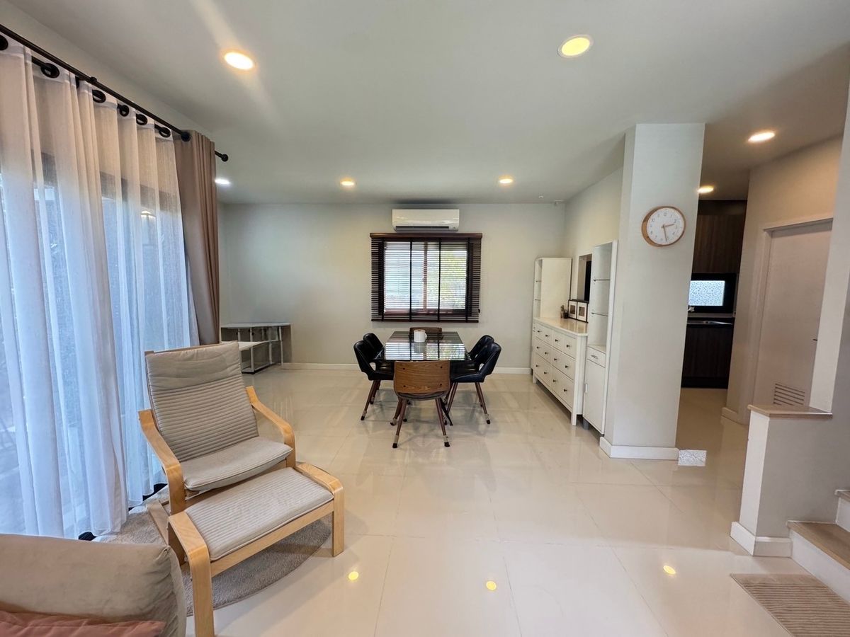 ขายบ้านสมุทรปราการ สำโรง : ขายบ้านเดี่ยวใกล้สนามบิน 3ห้องนอน 3ห้องน้ำ หลังริม ทิศเหนือ บ้านสวยมาก แถมเฟอร์ แถมเครื่องใช้ไฟฟ้าทั้งบ้าน!  โครงการบริทาเนีย บางนา-กม.12