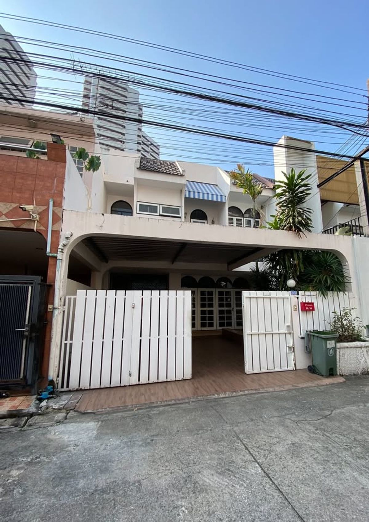 For RentTownhomeSukhumvit, Asoke, Thonglor : Townhouse 3 bedrooms 3 bathrooms, can be used as an office, Soi Prommit, between Soi Sukhumvit 39 and Sukhumvit 49