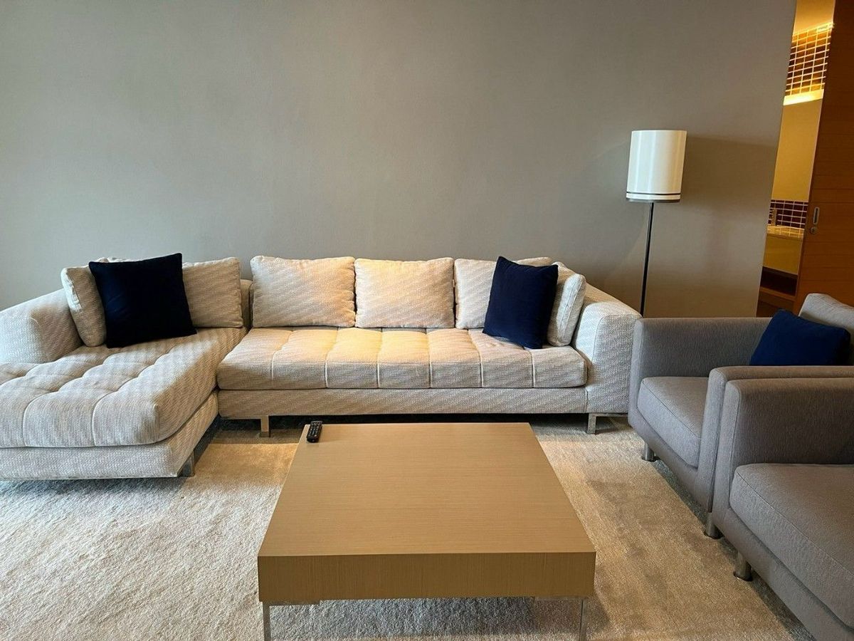 For RentCondoSathorn, Narathiwat : Spacious 2-Bedroom Apartment at Chatrium Residence Riverside