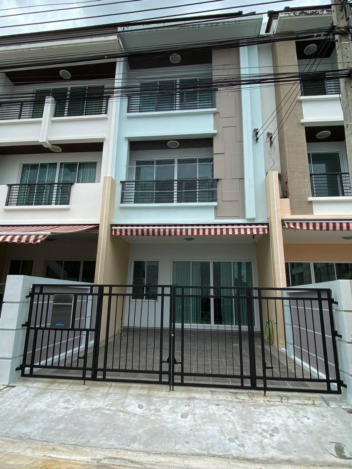 ให้เช่าทาวน์โฮมเอกชัย บางบอน : 🏡 ให้เช่าทาวน์โฮม บ้านกลางเมือง เอสเซ้นส์ สาทร - ตากสิน 2 🚆 ใกล้ BTS วุฒากาศ เดินทางไปสาทรสะดวก! 064-974-2441