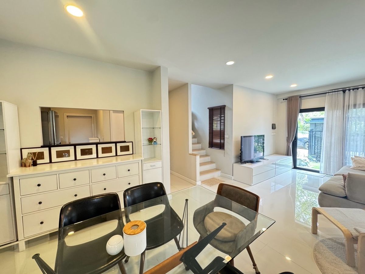 ขายบ้านสมุทรปราการ สำโรง : ขายบ้านเดี่ยวใกล้สนามบิน 3ห้องนอน 3ห้องน้ำ หลังริม ทิศเหนือ บ้านสวยมาก แถมเฟอร์ แถมเครื่องใช้ไฟฟ้าทั้งบ้าน!  โครงการบริทาเนีย บางนา-กม.12