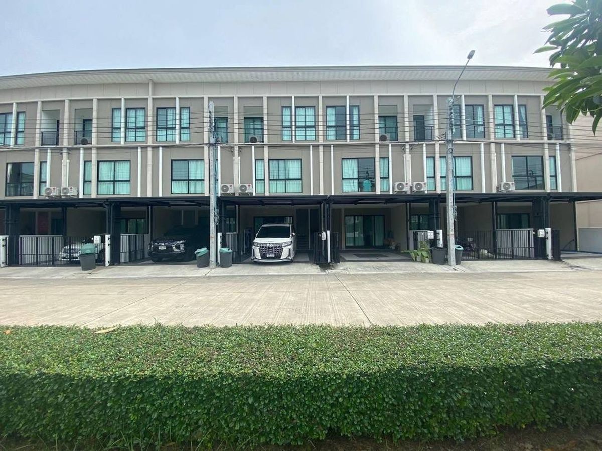 ให้เช่าทาวน์โฮมพัฒนาการ ศรีนครินทร์ : Patio Srinakarin Rama 9 3 bedrooms 3 bathrooms 2 living area 191 Sqm 10 mins to Wellington College