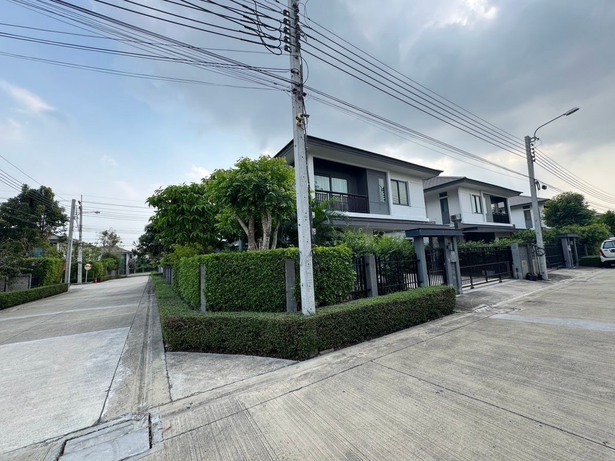 ขายบ้านสมุทรปราการ สำโรง : ขายบ้านเดี่ยวใกล้สนามบิน 3ห้องนอน 3ห้องน้ำ หลังริม ทิศเหนือ บ้านสวยมาก แถมเฟอร์ แถมเครื่องใช้ไฟฟ้าทั้งบ้าน!  โครงการบริทาเนีย บางนา-กม.12