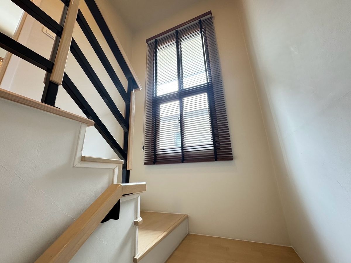 ขายบ้านสมุทรปราการ สำโรง : ขายบ้านเดี่ยวใกล้สนามบิน 3ห้องนอน 3ห้องน้ำ หลังริม ทิศเหนือ บ้านสวยมาก แถมเฟอร์ แถมเครื่องใช้ไฟฟ้าทั้งบ้าน!  โครงการบริทาเนีย บางนา-กม.12