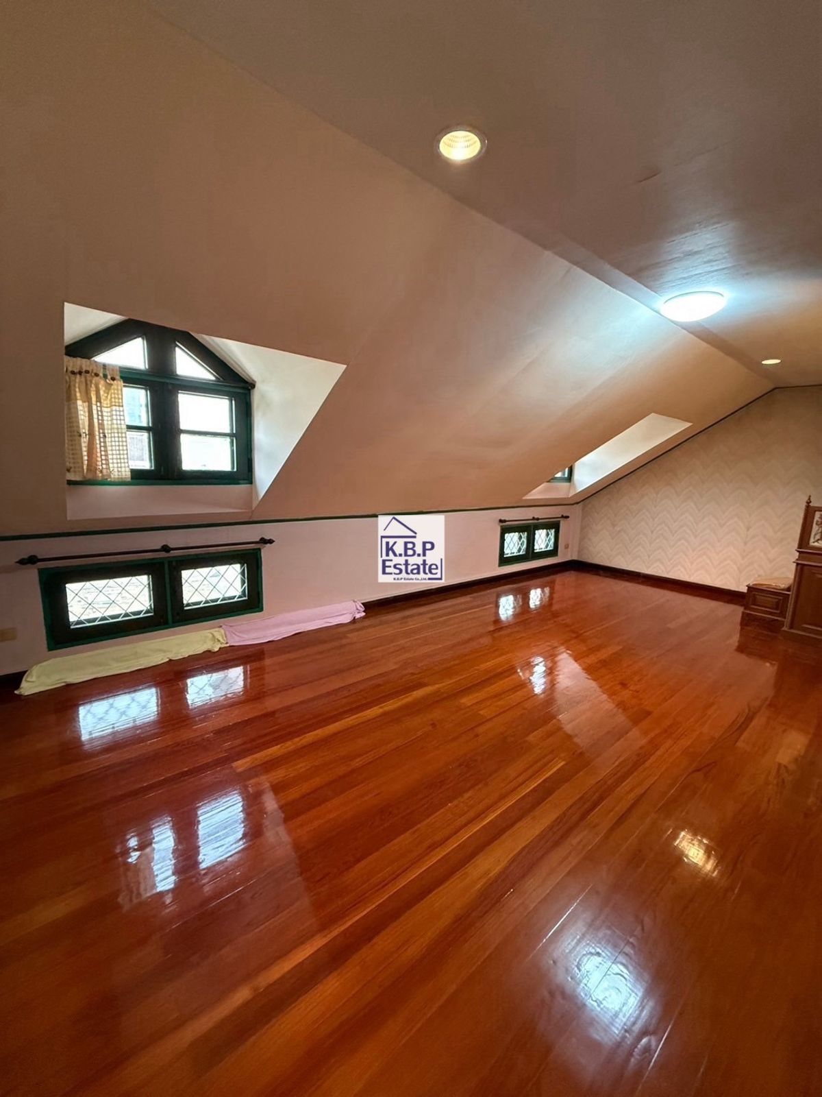 ขายทาวน์โฮมสาทร นราธิวาส : ขายบ้านทาวน์เฮ้าส์ ทำเลสาทร-เจริญราษฏร์10  // 35ตร.ว 7ห้องนอน 4ห้องน้ำ 13,500,000บาท