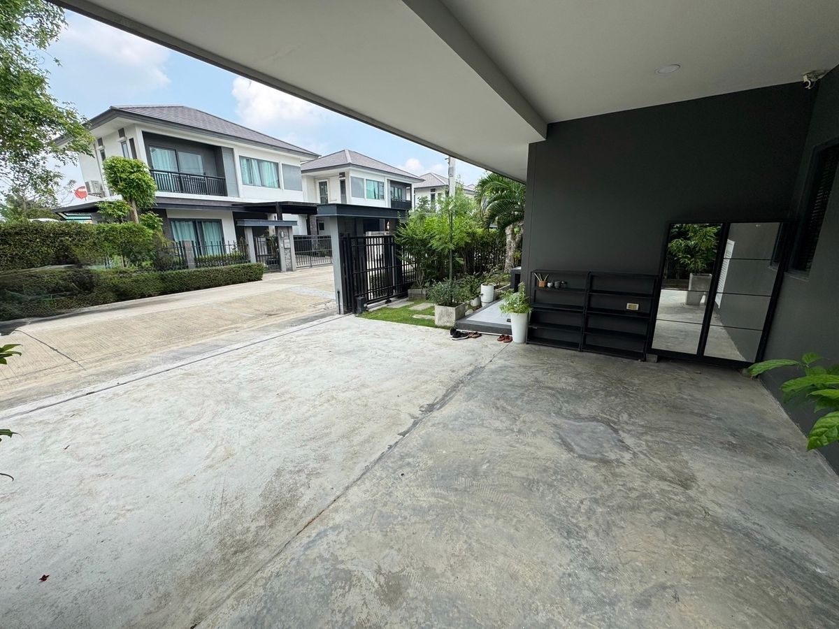 ขายบ้านสมุทรปราการ สำโรง : ขายบ้านเดี่ยวใกล้สนามบิน 3ห้องนอน 3ห้องน้ำ หลังริม ทิศเหนือ บ้านสวยมาก แถมเฟอร์ แถมเครื่องใช้ไฟฟ้าทั้งบ้าน!  โครงการบริทาเนีย บางนา-กม.12