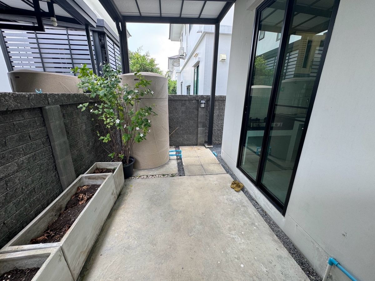 ขายบ้านสมุทรปราการ สำโรง : ขายบ้านเดี่ยวใกล้สนามบิน 3ห้องนอน 3ห้องน้ำ หลังริม ทิศเหนือ บ้านสวยมาก แถมเฟอร์ แถมเครื่องใช้ไฟฟ้าทั้งบ้าน!  โครงการบริทาเนีย บางนา-กม.12