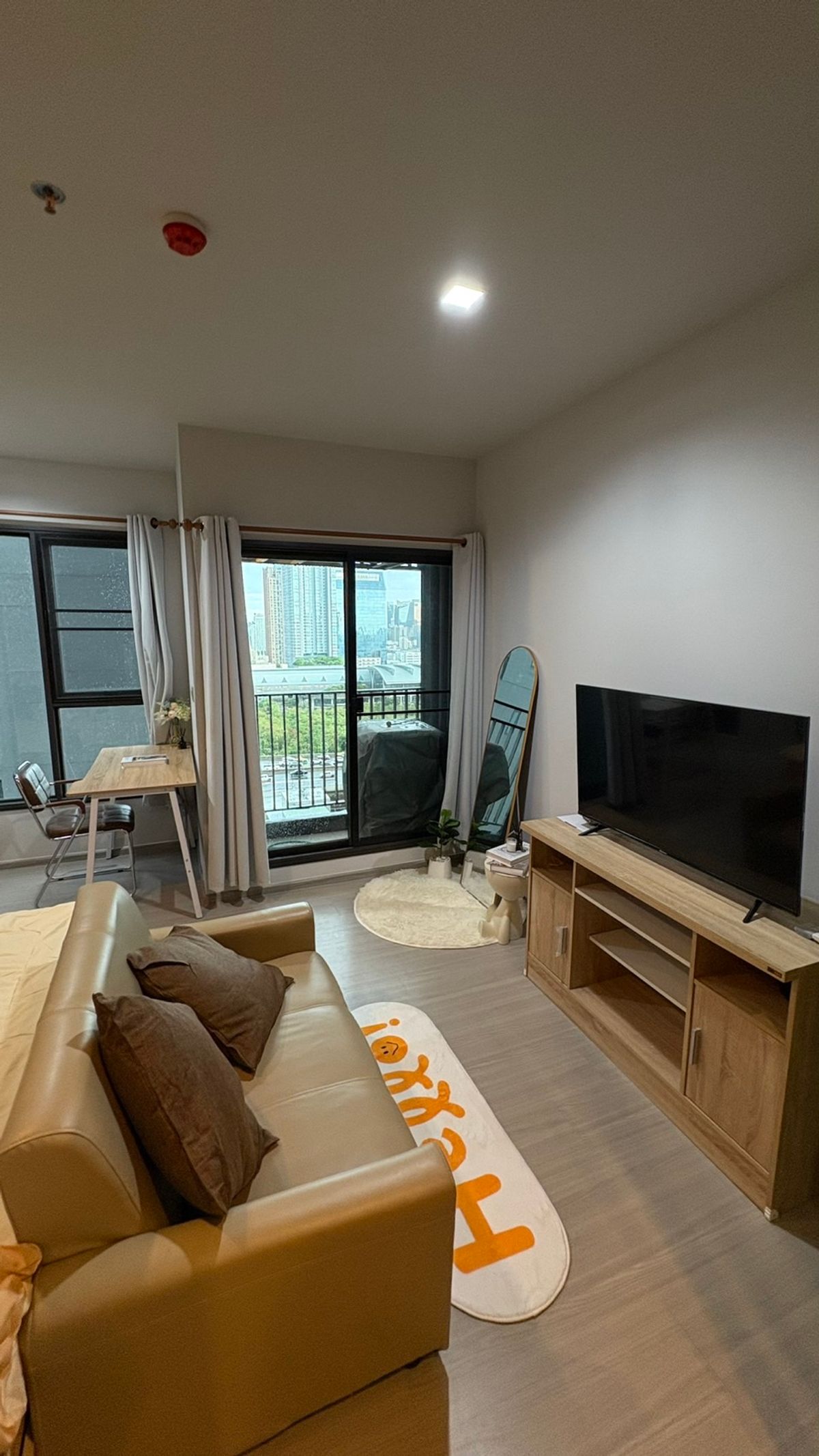 For RentCondoRama9, Petchburi, RCA : Life Asoke Rama 9 Rental, Life Asoke-Rama 9, near MRT, Rama 9, convenient to travel. Near Srirat Expressway