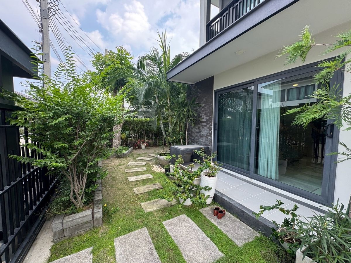 ขายบ้านสมุทรปราการ สำโรง : ขายบ้านเดี่ยวใกล้สนามบิน 3ห้องนอน 3ห้องน้ำ หลังริม ทิศเหนือ บ้านสวยมาก แถมเฟอร์ แถมเครื่องใช้ไฟฟ้าทั้งบ้าน!  โครงการบริทาเนีย บางนา-กม.12