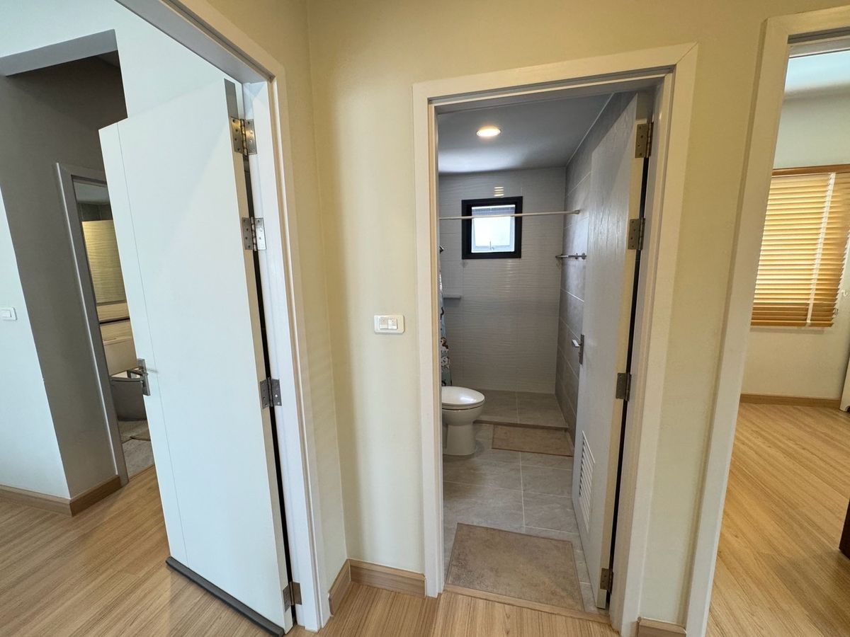 ขายบ้านสมุทรปราการ สำโรง : ขายบ้านเดี่ยวใกล้สนามบิน 3ห้องนอน 3ห้องน้ำ หลังริม ทิศเหนือ บ้านสวยมาก แถมเฟอร์ แถมเครื่องใช้ไฟฟ้าทั้งบ้าน!  โครงการบริทาเนีย บางนา-กม.12