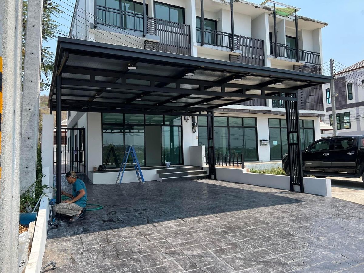 For SaleTownhomeHuahin, Prachuap Khiri Khan, Pran Buri : Selling a 3 -story building next to the 4 -lane road up to the hill.