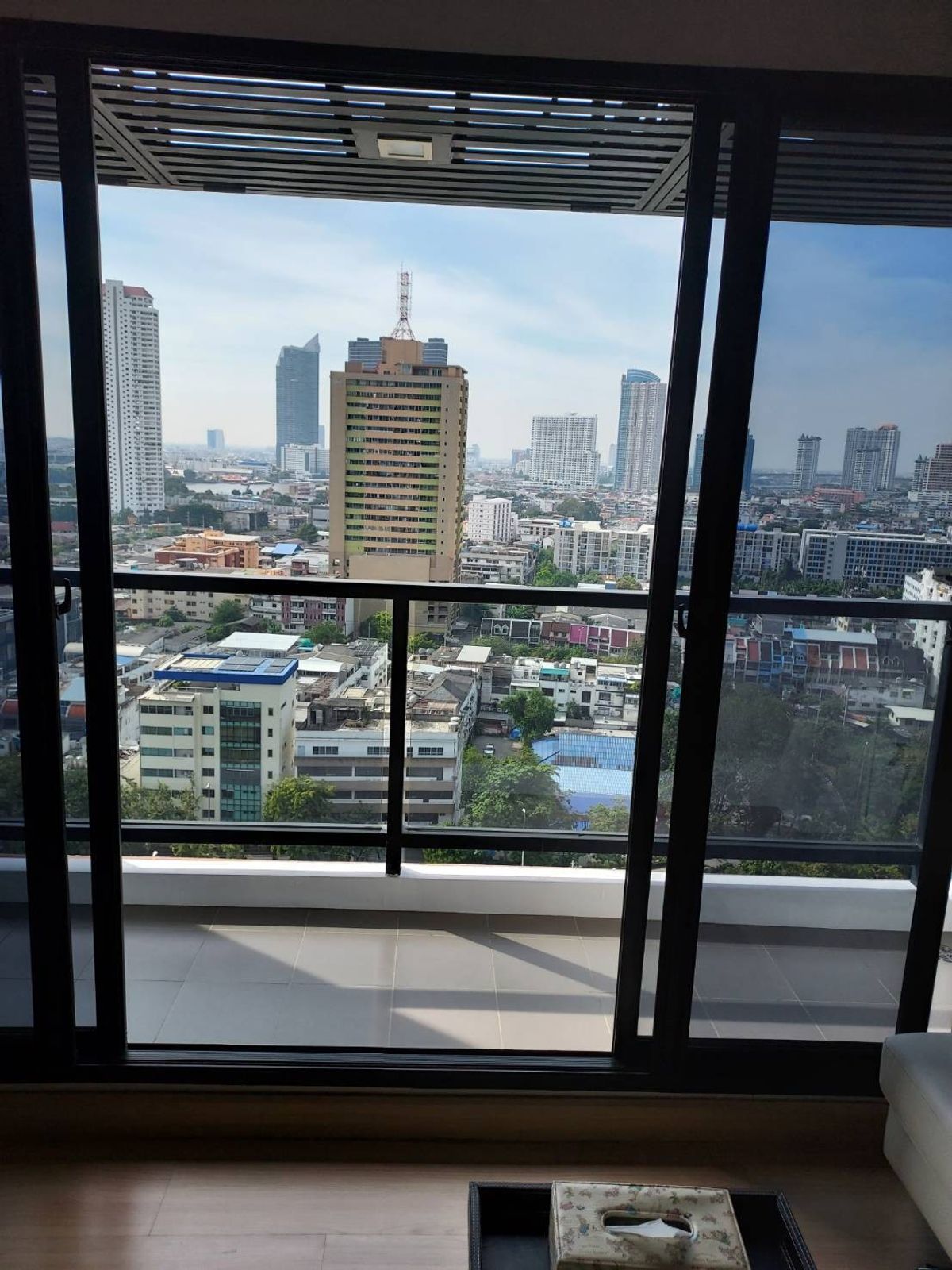 ให้เช่าคอนโดวงเวียนใหญ่ เจริญนคร : 🏙 ปล่อยเช่าคอนโดหรู ทำเลใจกลางเมือง ใกล้ BTS ตากสิน – Urbano Sathorn ✨ห้องขนาดใหญ่ 74 ตร.ม. ชั้น 18 | วิวสะพานตากสิน | เฟอร์ครบ 