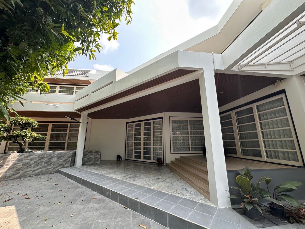 For RentHouseSukhumvit, Asoke, Thonglor : Luxury large house for rent, located in Sukhumvit 71 road, land area 340 sq.wa., 4 bedrooms, 5 bathrooms (3 maid rooms with 1 bathroom