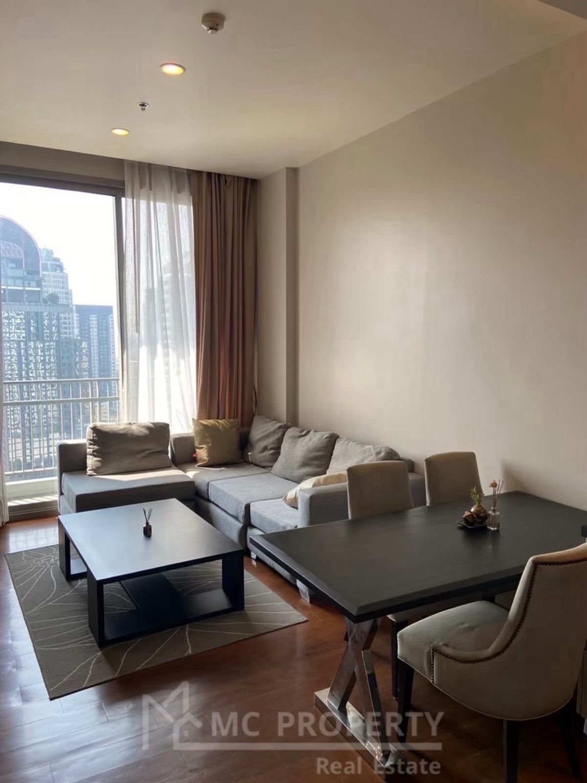 ให้เช่าคอนโดสุขุมวิท อโศก ทองหล่อ : quattro 1 ห้องนอน 53sqm 20fl ++ ให้เช่าเพียง 51,000 กรุณาติดต่อ 0816878954