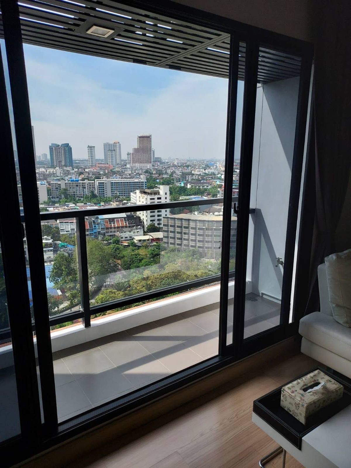 ให้เช่าคอนโดวงเวียนใหญ่ เจริญนคร : 🏙 ปล่อยเช่าคอนโดหรู ทำเลใจกลางเมือง ใกล้ BTS ตากสิน – Urbano Sathorn ✨ห้องขนาดใหญ่ 74 ตร.ม. ชั้น 18 | วิวสะพานตากสิน | เฟอร์ครบ 