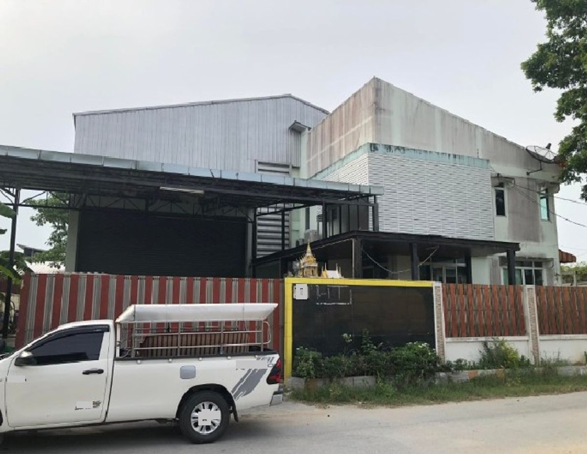 For RentWarehousePattanakan, Srinakarin : For Rent for rent at 2.5 rai of land with warehouses and office buildings, 2 floors, building area 400 square meters / location, Soi Phatthanakan 69 / Parking, more than 30-40 vehicles / full area of ​​land