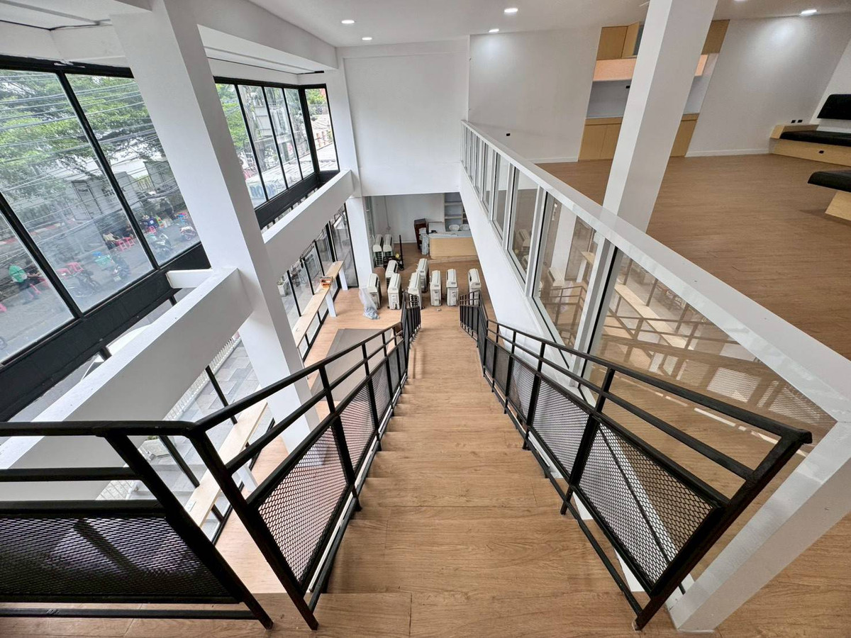 ให้เช่าอาคารพาณิชย์สุขุมวิท อโศก ทองหล่อ : ให้เช่าพื้นที่ ชั้น 1 และชั้นลอย ทำเลเอกมัย ใกล้ BTS เอกมัย (N.1222)