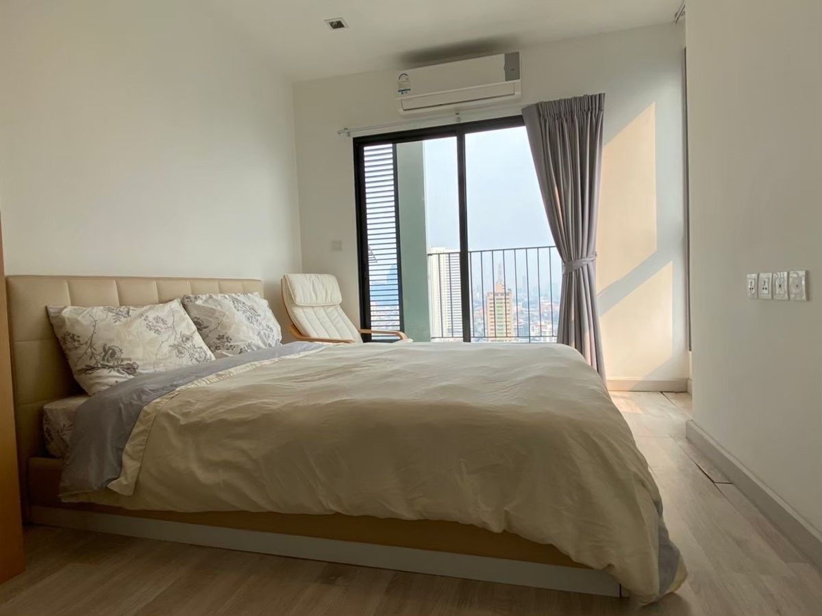 For RentCondoWongwianyai, Charoennakor : Ideo Mobi Sathorn corner rental room is attached to BTS Thonburi 50 meters with furniture+ 25 sqm. Only 12,000 baht.