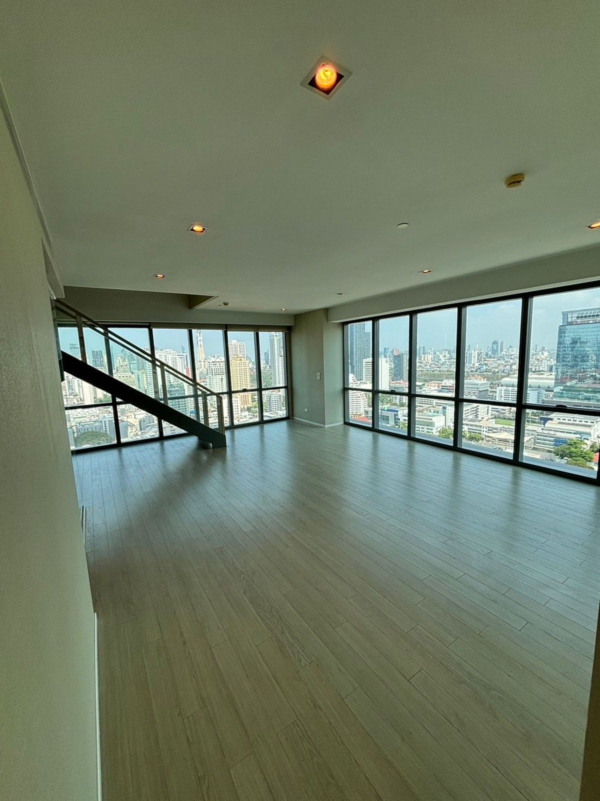 For SaleCondoSukhumvit, Asoke, Thonglor : 2-BR Condo at The Room Sukhumvit 21 near MRT Sukhumvit (1477144)