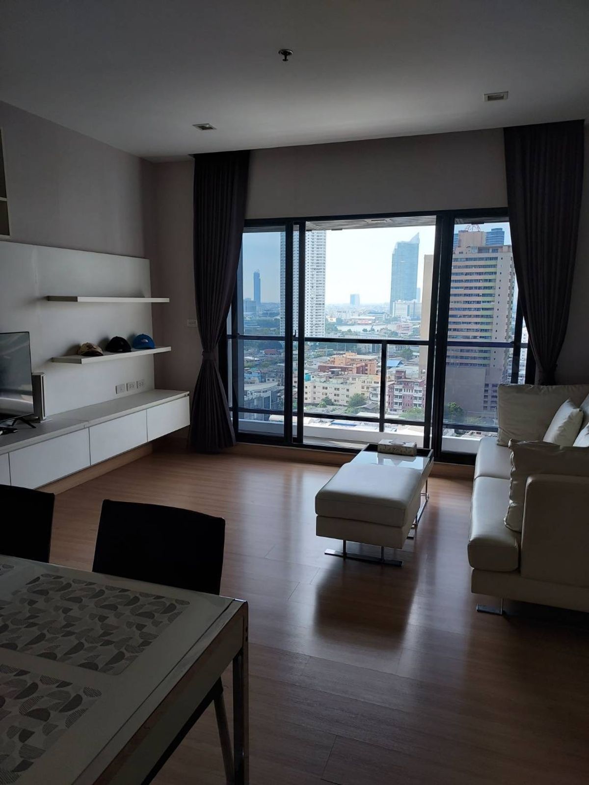 ให้เช่าคอนโดวงเวียนใหญ่ เจริญนคร : 🏙 ปล่อยเช่าคอนโดหรู ทำเลใจกลางเมือง ใกล้ BTS ตากสิน – Urbano Sathorn ✨ห้องขนาดใหญ่ 74 ตร.ม. ชั้น 18 | วิวสะพานตากสิน | เฟอร์ครบ 