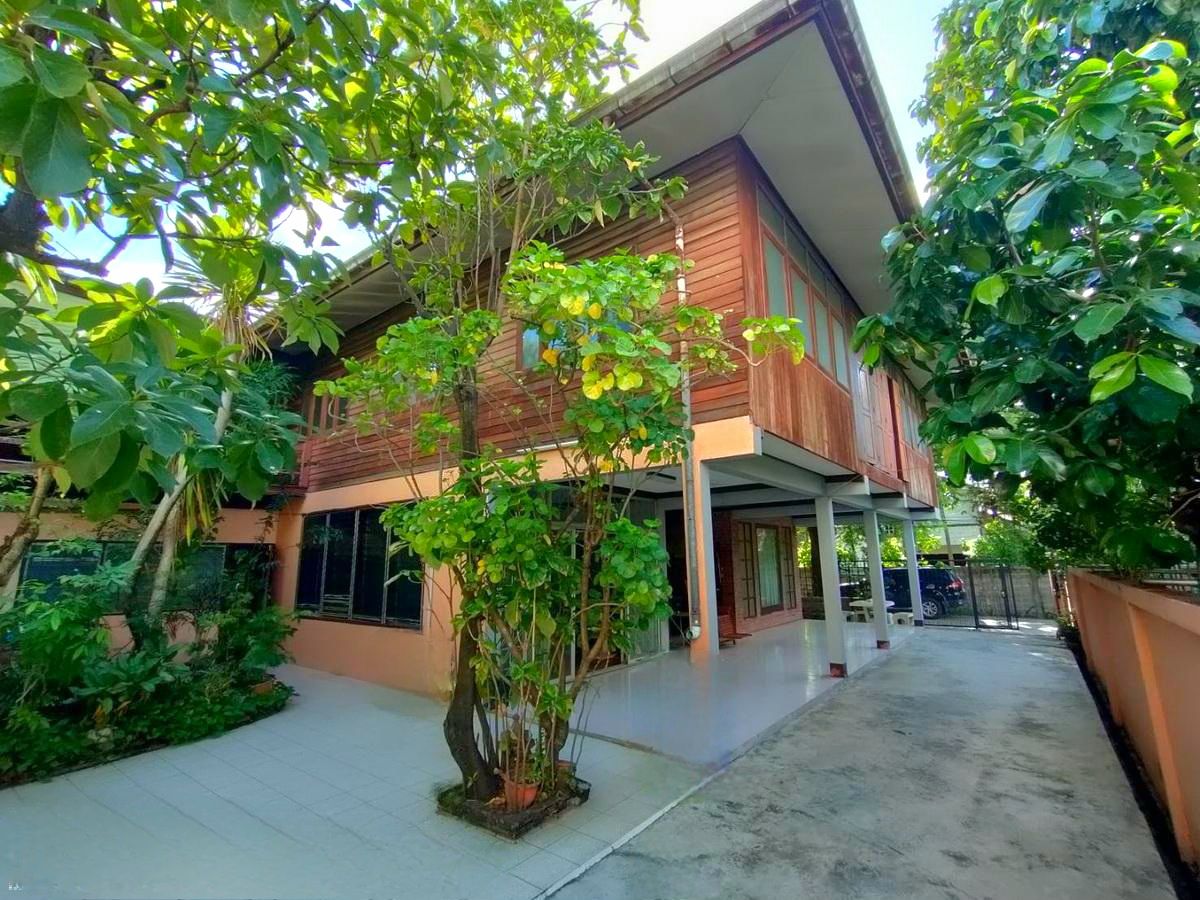 ขายบ้านลาดพร้าว101 แฮปปี้แลนด์ : 🏠#ขายบ้านเพื่อการลงทุน ทำเลศักยภาพ ! บ้านสไตล์วินเทจ 25 ห้อง #ใจกลางเมือง เหมาะลงทุนปรับปรุงทำ #Airbnb หรือที่พักแนวร่วมกัน**   **ดึงดูดนักท่องเที่ยว! บ้านวินเทจทำเลทอง ใกล้รถไฟฟ้า-ห้างฯ ตลาด พร้อมปรับแต่งเป็นที่พักหรือธุรกิจใหม่ในสไตล์คุณ**