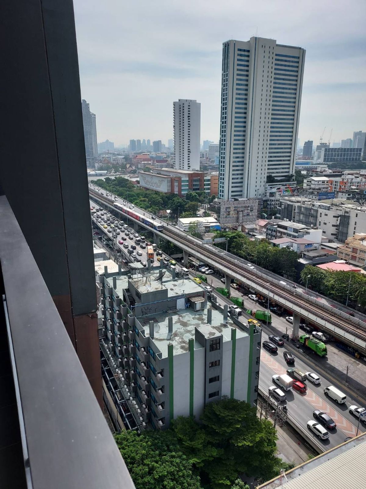 ให้เช่าคอนโดวงเวียนใหญ่ เจริญนคร : 🏙 ปล่อยเช่าคอนโดหรู ทำเลใจกลางเมือง ใกล้ BTS ตากสิน – Urbano Sathorn ✨ห้องขนาดใหญ่ 74 ตร.ม. ชั้น 18 | วิวสะพานตากสิน | เฟอร์ครบ 