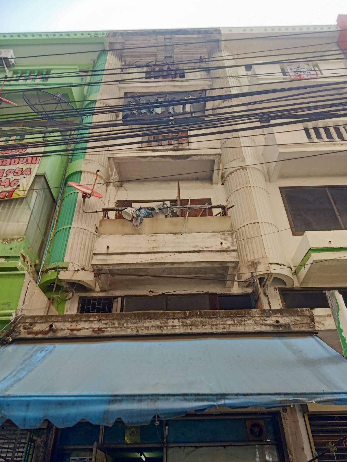 For SaleShop HousePattanakan, Srinakarin : Commercial building for sale, area 43 square wah, next to Sri Udom BTS station