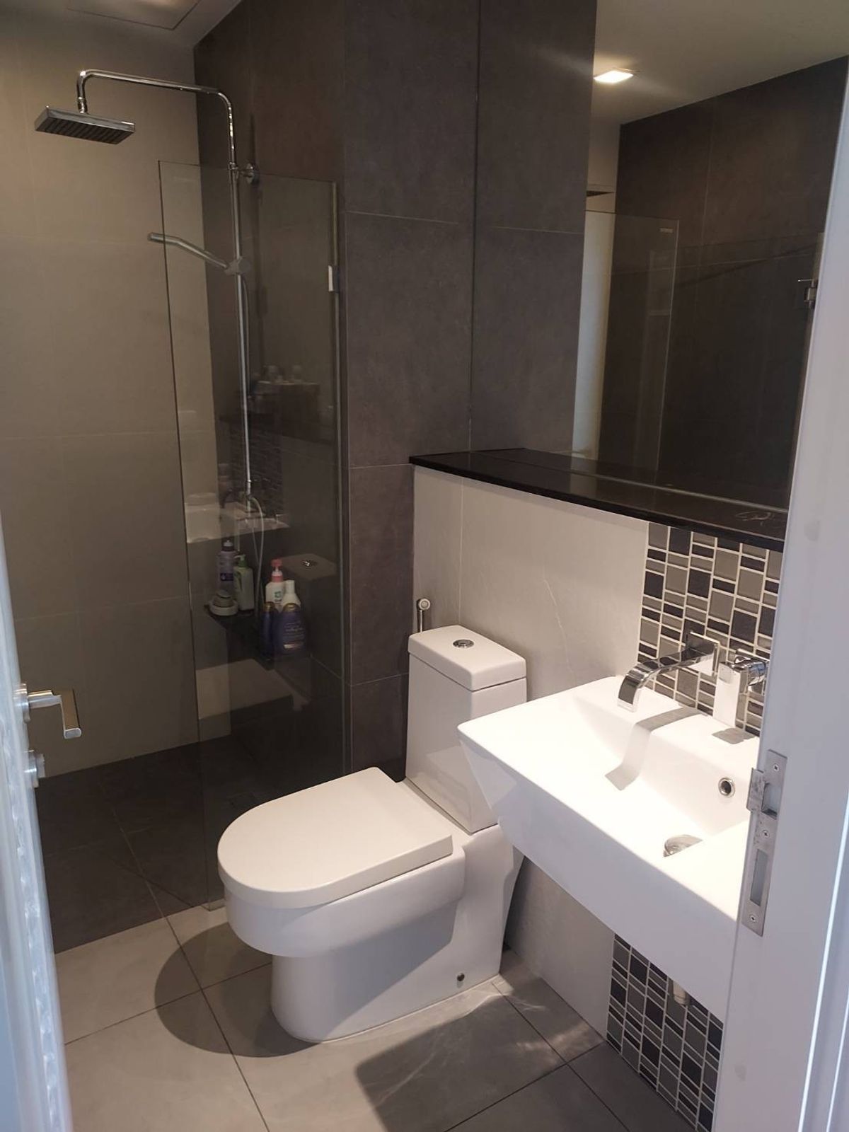 ให้เช่าคอนโดวงเวียนใหญ่ เจริญนคร : 🏙 ปล่อยเช่าคอนโดหรู ทำเลใจกลางเมือง ใกล้ BTS ตากสิน – Urbano Sathorn ✨ห้องขนาดใหญ่ 74 ตร.ม. ชั้น 18 | วิวสะพานตากสิน | เฟอร์ครบ 