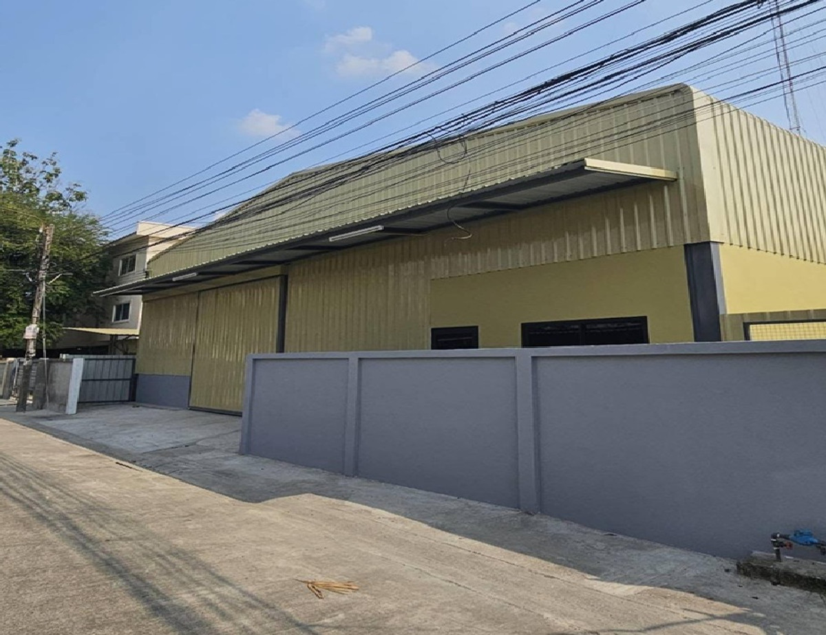ให้เช่าโกดังพัฒนาการ ศรีนครินทร์ : For Rent ให้เช่าโกดัง พร้อมสำนักงาน สร้างใหม่ (สร้างใหม่ ) / ซอยรามคำแหง เข้าซอยประมาณ 400 เมตร / ใกล้แยกร่มเกล้า รามคำแหง / พื้นที่ใช้สอย 272 ตารางเมตร / รถไฟฟ้าสายสีส้มหน้าปากซอย / เทรลเลอร์ตู้สั้นเข้าออกได้