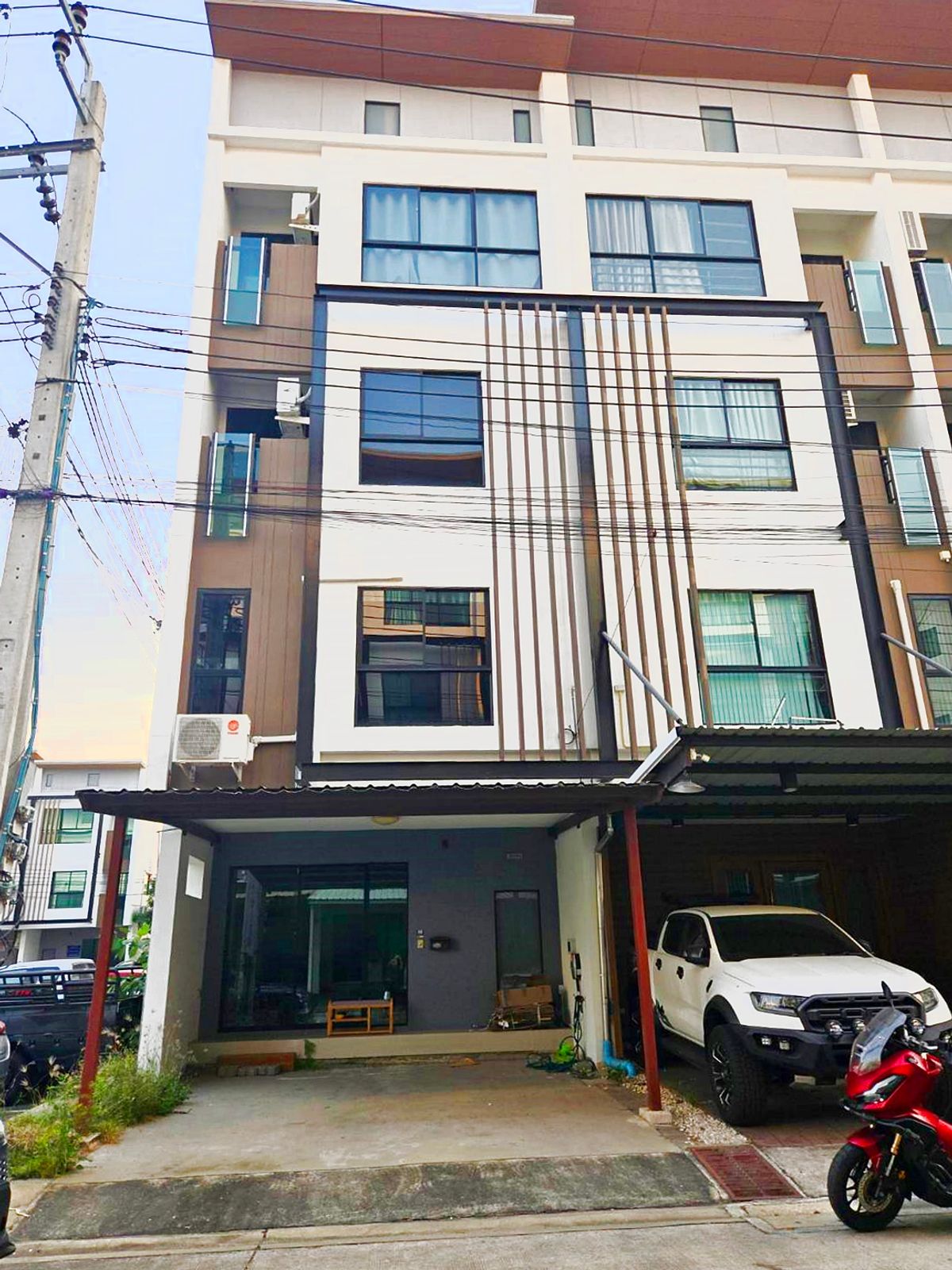 ให้เช่าโฮมออฟฟิศบางนา แบริ่ง ลาซาล :  ให้เช่า ทาวน์โฮมใหม่4 ชั้น ไอฟิล บางนา ทำเลดีใกล้เมกกะ บางนา ทำออฟฟิศจดทะเบียนได้ ราคา 28,000 บาท