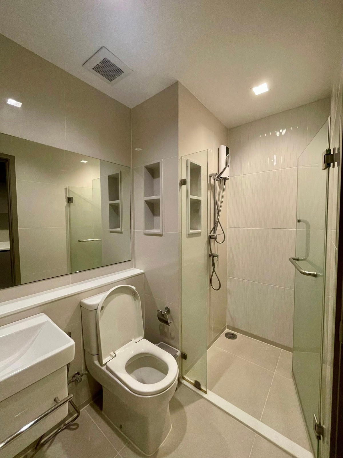 ให้เช่าคอนโดพระราม 9 เพชรบุรีตัดใหม่ RCA : 🔴16,500฿🔴 𝗟𝗶𝗳𝗲 𝗔𝘀𝗼𝗸𝗲 𝗥𝗮𝗺𝗮 𝟵┃ ไลฟ์ อโศก พระราม 9 ✅ ใกล้ MRT พระราม 9 ยินดีบริการ🙏สนใจทัก 𝙇𝙄𝙉𝙀 มานะคะ (ตอบไวมาก):​📱 รหัสทรัพย์​ 6903-0812📱: ไอดีไลน์:@bbc